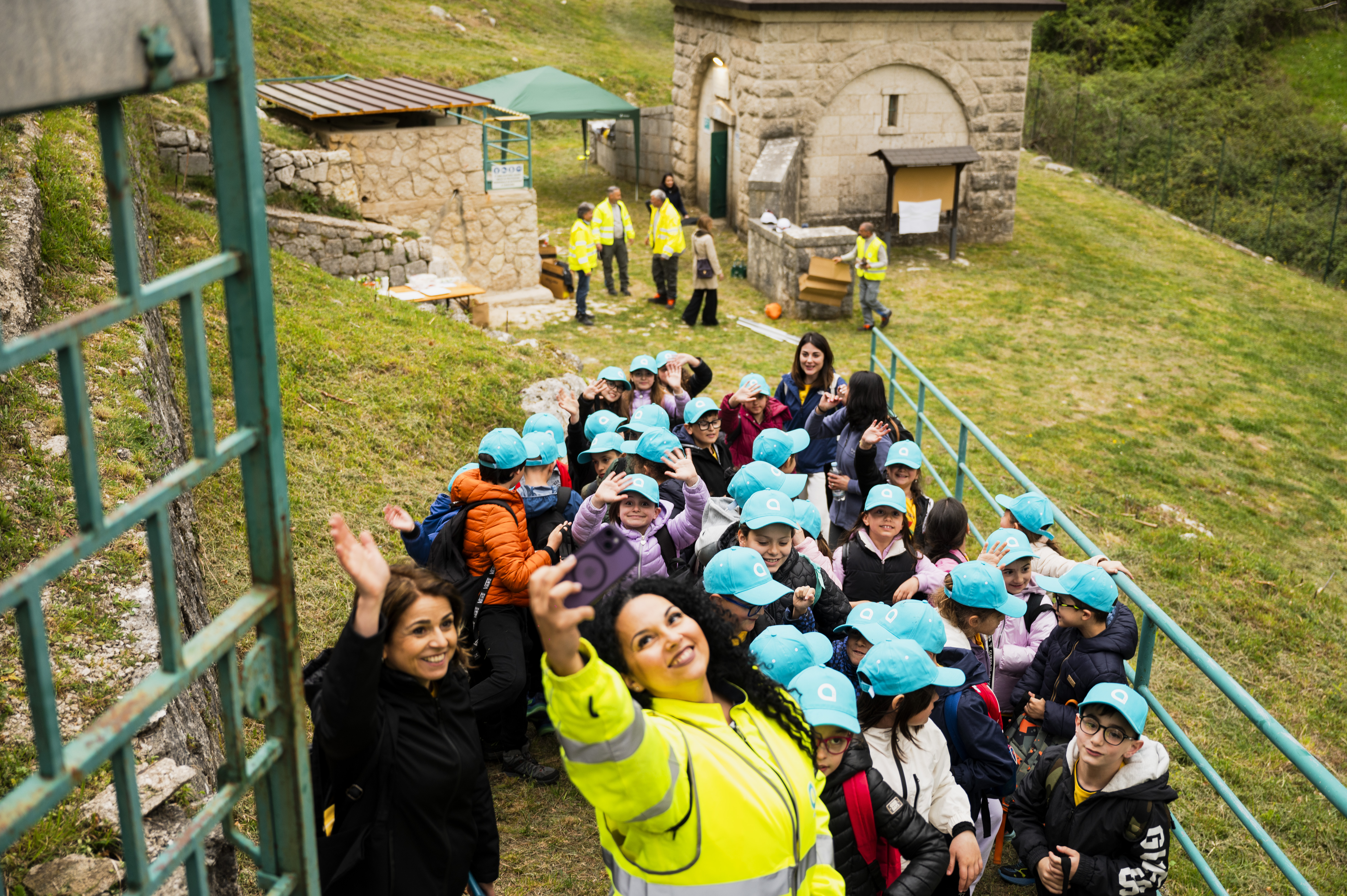 Ragazzi in visita alla sorgente capo d'acqua 