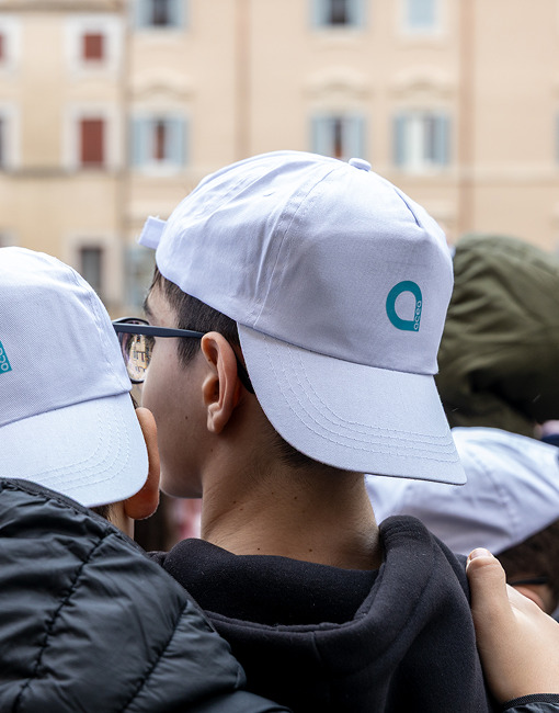 bambino con cappellino con logo di acea