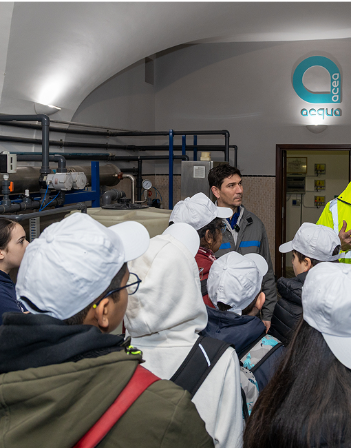 un gruppo di bambini in visita a un impianto acea