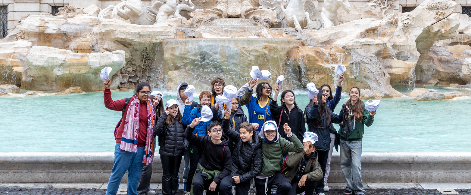 Bambini in piedi di fronte alla fontana