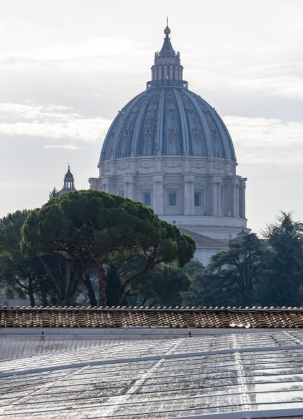 impianto fotovoltaico dei musei vaticani. Si vede sullo sfondo la cupola di San Pietro