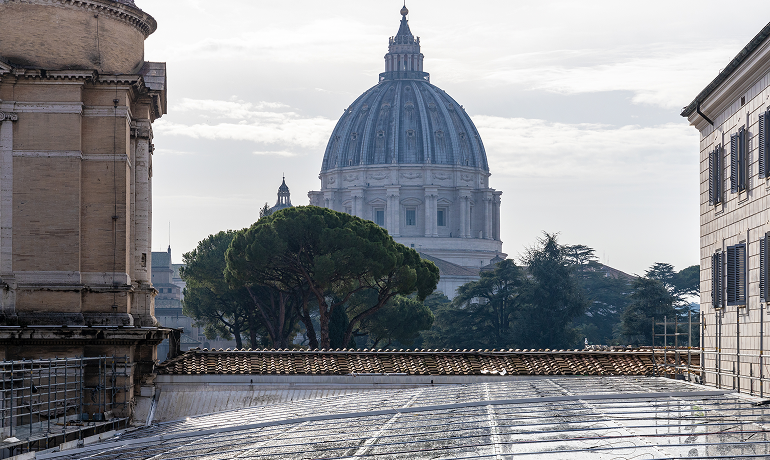 impianto fotovoltaico dei musei vaticani. Si vede sullo sfondo la cupola di San Pietro
