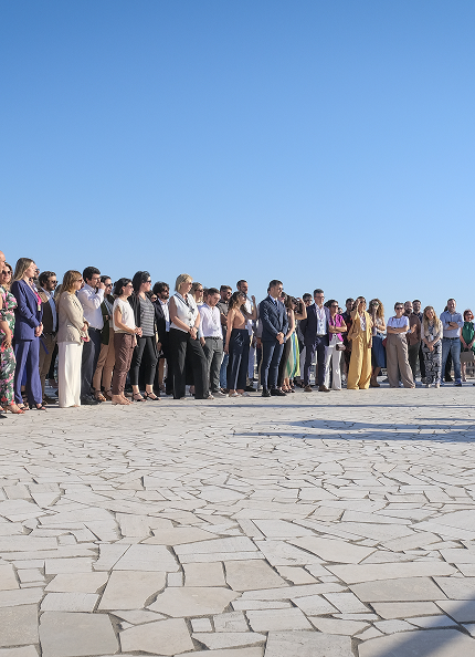 gruppo di persone Acea in piedi che assiste ad un evento