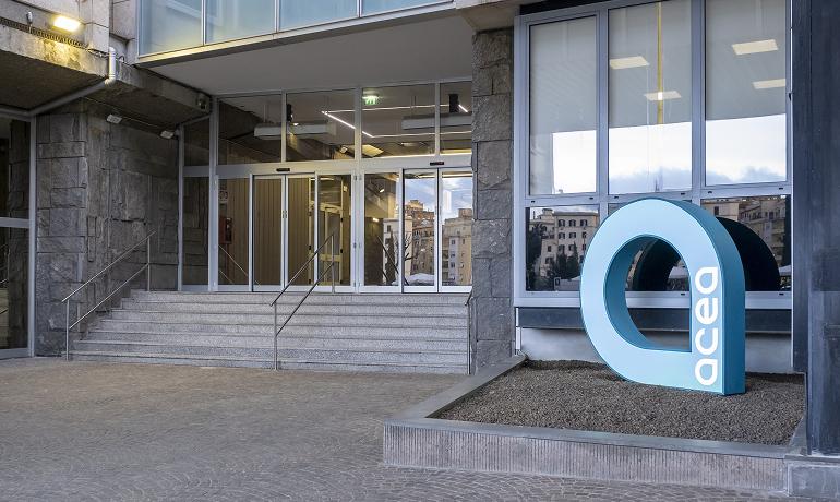 Ingresso Dell'edificio della sede principale Acea, con una scalinata 