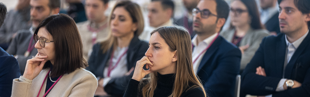 persone che assistono ad una conferenza