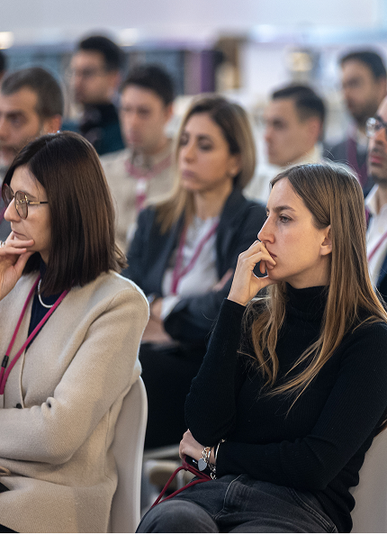 persone che assistono ad una conferenza