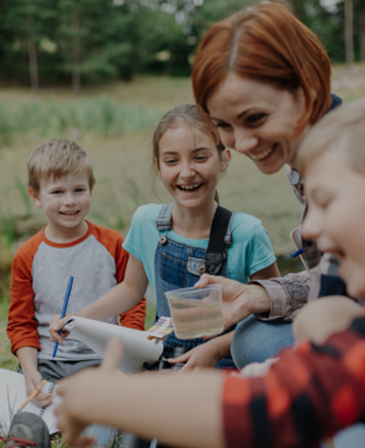 Un gruppo di bambini su un prato