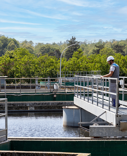Un operaio in un impianto di depurazione