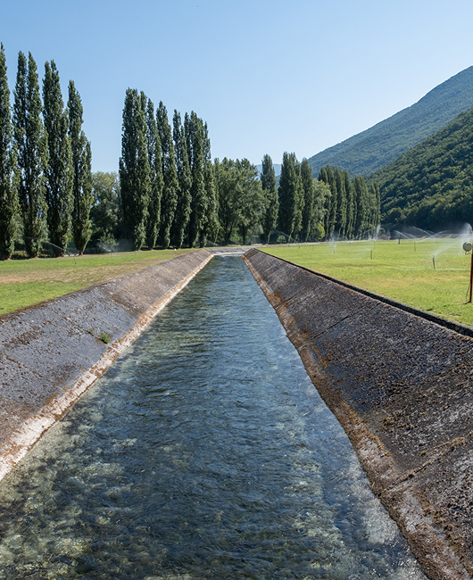 Un canale d'acqua che scorre