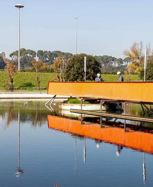 due operai su un ponte nel depuratore di roma nord