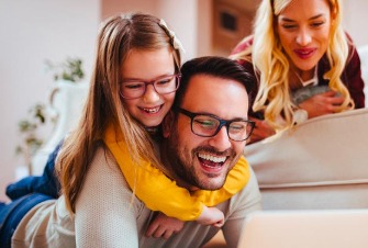 Famiglia che gioca sul divano