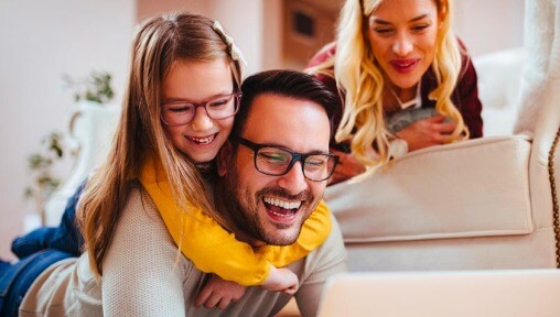 Famiglia che gioca sul divano