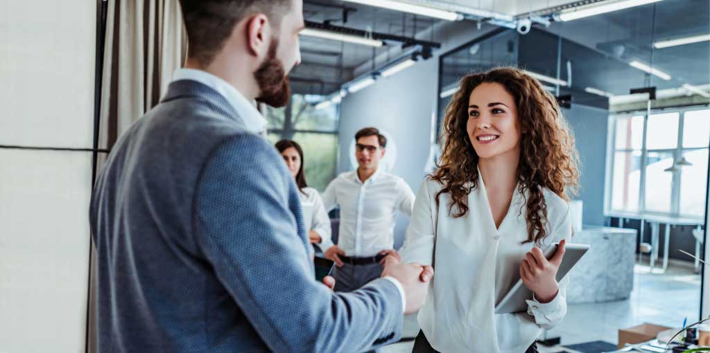 Lavoratori che si stringono la mano in ufficio