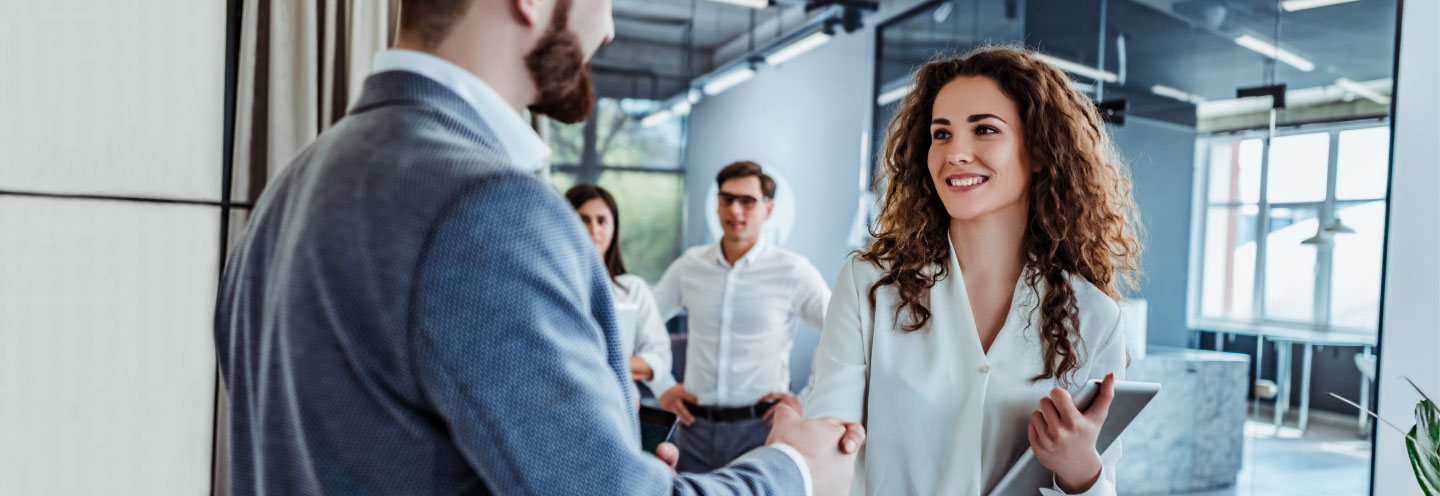 Lavoratori che si stringono la mano in ufficio