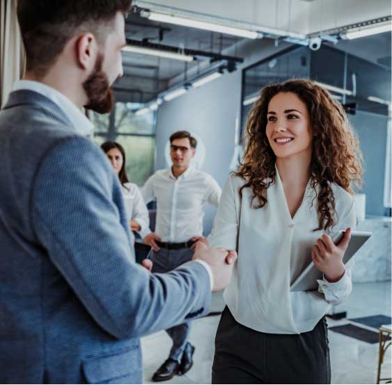 Lavoratori che si stringono la mano in ufficio