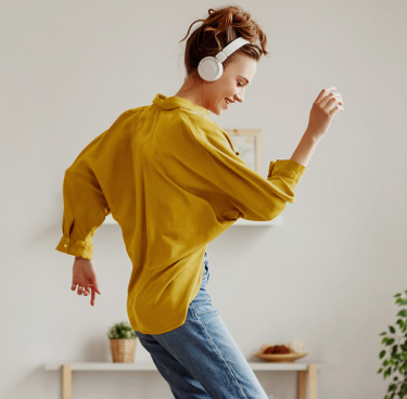 Ragazza che balla mentre ascolta musica in cuffia