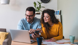 Coppia davanti al PC sul tavolo