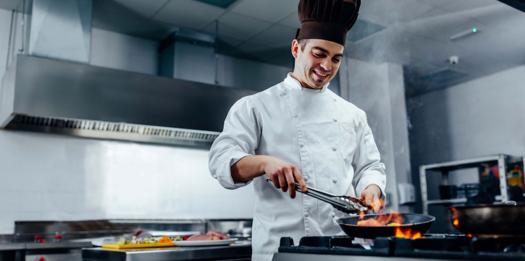 Chef che cuoce la carne
