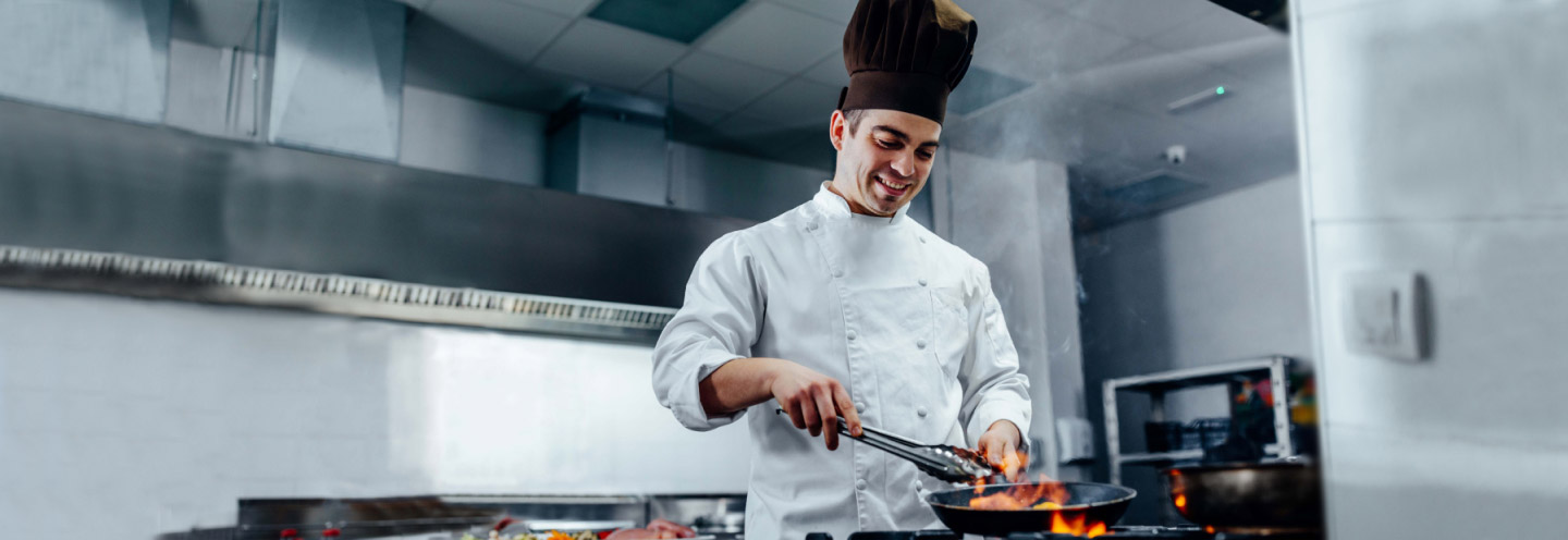 Chef che cuoce la carne