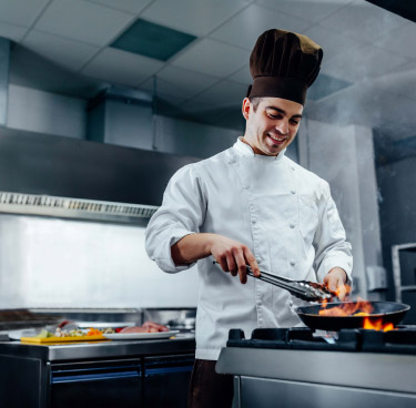 Chef che cuoce la carne