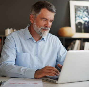 Uomo al PC sul tavolo di casa