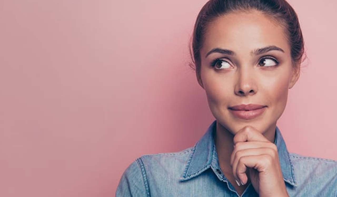 Papà che misura l'altezza della bambina