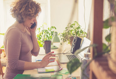 Donna che parla al telefono