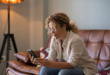 Ragazza che utilizza lo smartphone