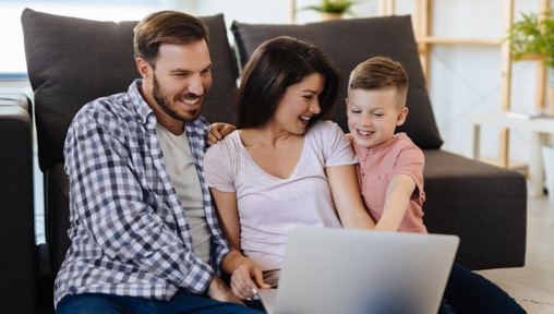 Famiglia che gioca sul divano