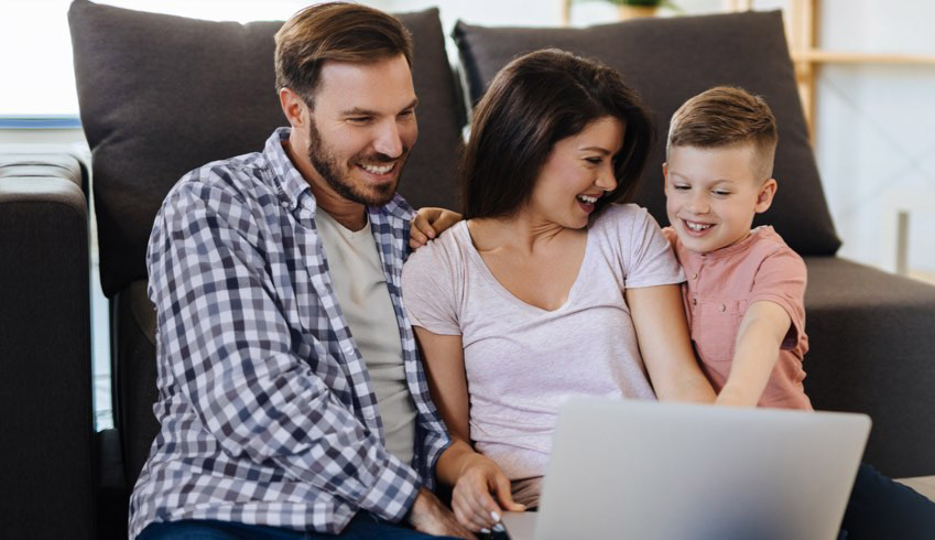 Famiglia che gioca sul divano