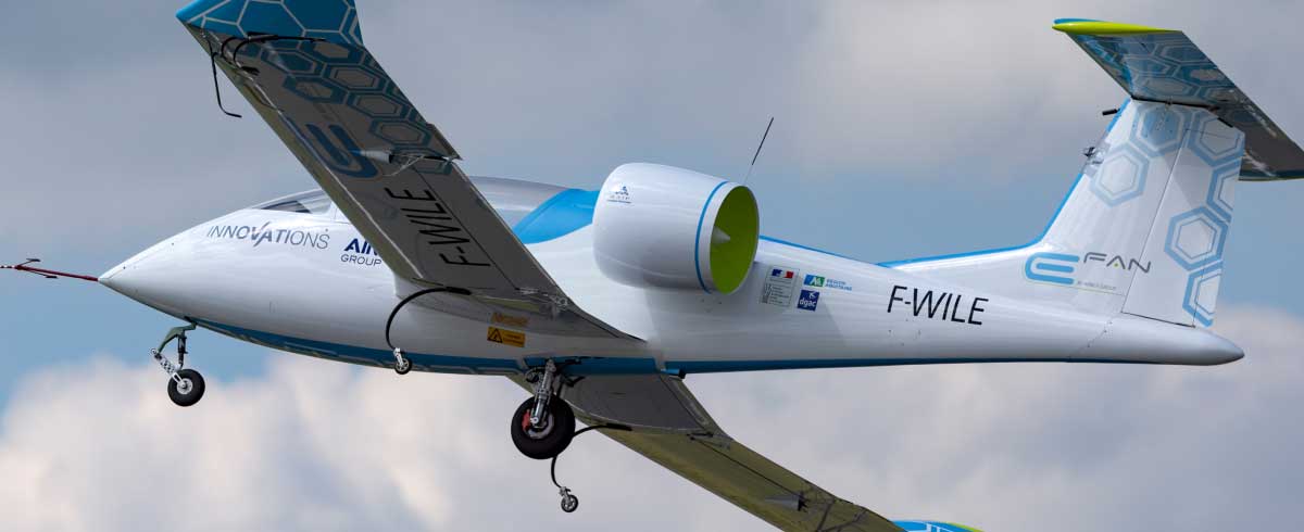 Prototipo di aereo completamente elettrico mentre plana
