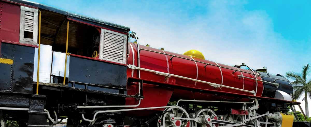 Immagine di una locomotiva rossa non attiva