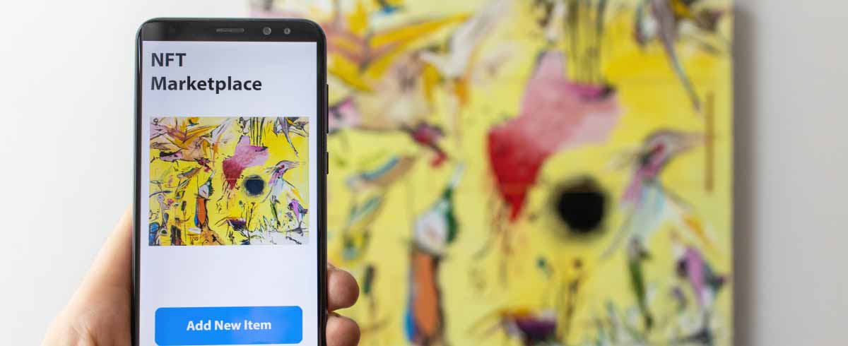 Schermata di un telefono che inquadra un dipinto e ne acquista il corrispettivo in NFT