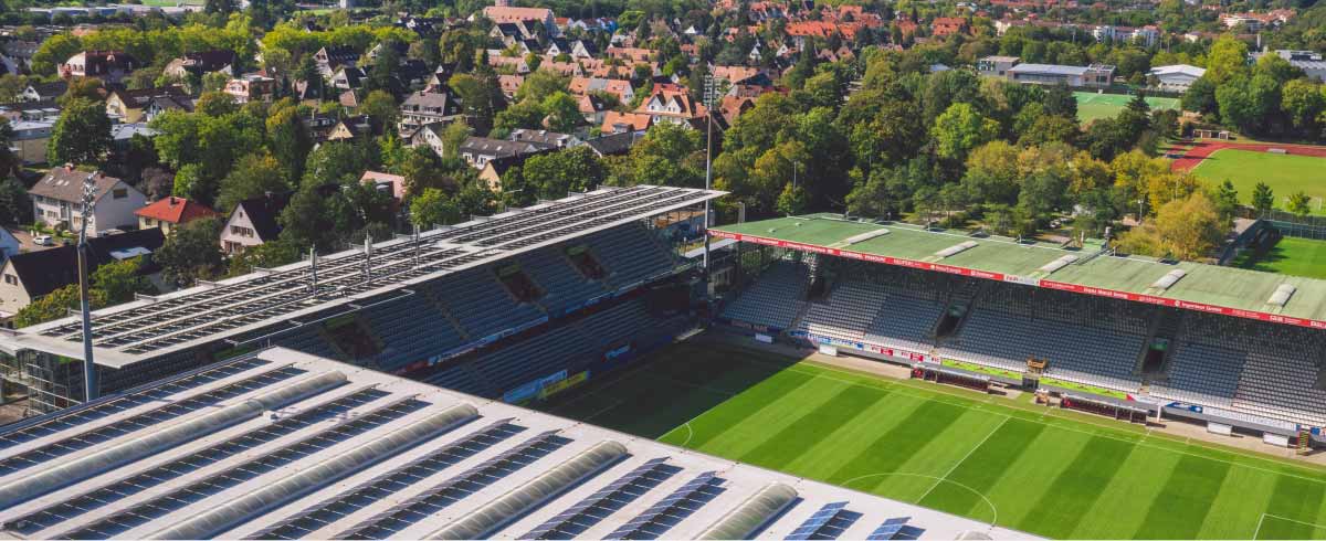 Foto dall'alto dello Stadio della Foresta Nera, ricoperto da pannelli solari.