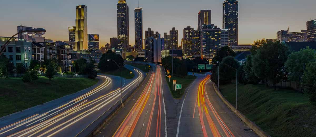 Time lapse di una strada con illuminazione che indica il passaggio di veicoli e presenza di palazzi