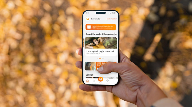 Mano che utilizza l'app MyAcea Energia sullo smartphone