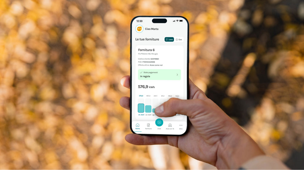 Mano che utilizza l'app MyAcea Energia sullo smartphone