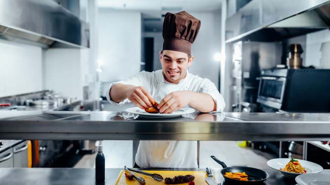 Chef che prepara un piatto