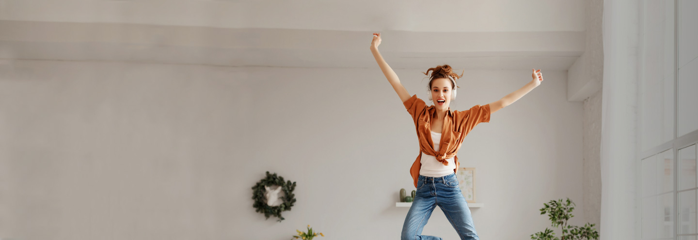 Ragazza che salta e ascolta musica
