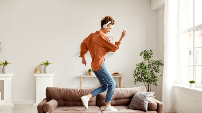 Ragazza che danza e ascolta musica