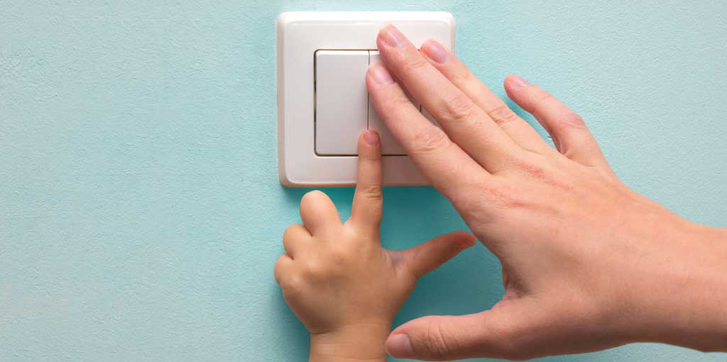 Padre che mostra una lampadina al figlio