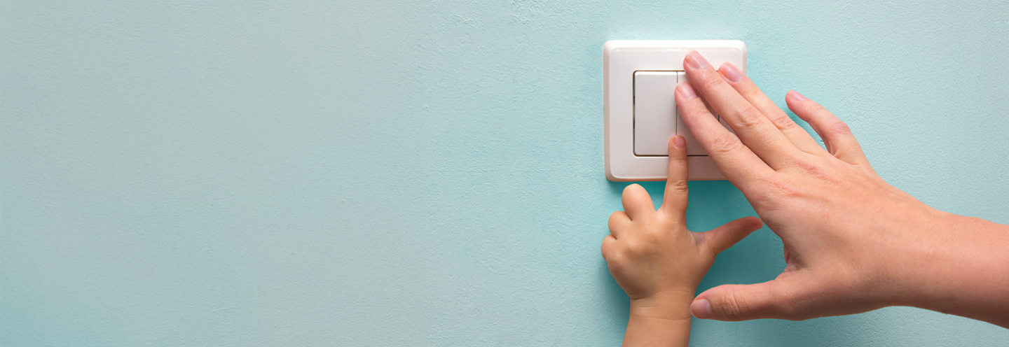 Padre che mostra una lampadina al figlio