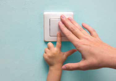 Padre che mostra una lampadina al figlio