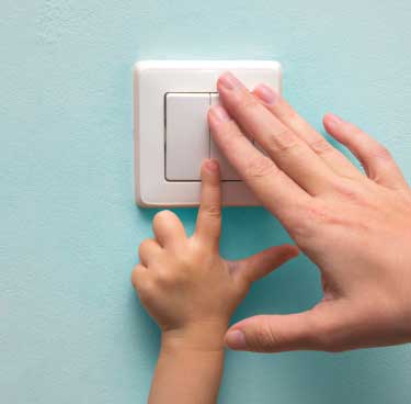 Padre che mostra una lampadina al figlio