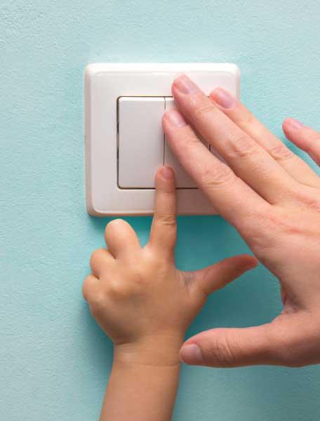 Padre che mostra una lampadina al figlio