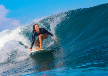 Ragazza che pratica surf