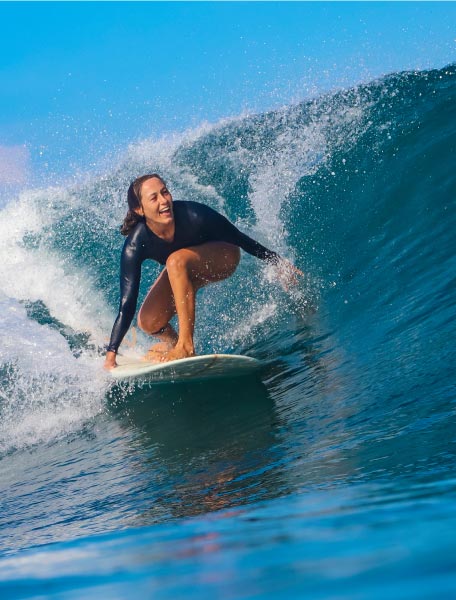 Ragazza che pratica surf