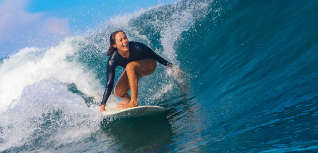 Ragazza che pratica surf