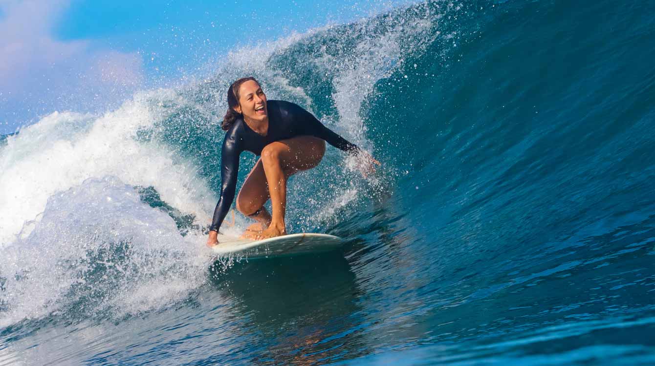 Ragazza che pratica surf