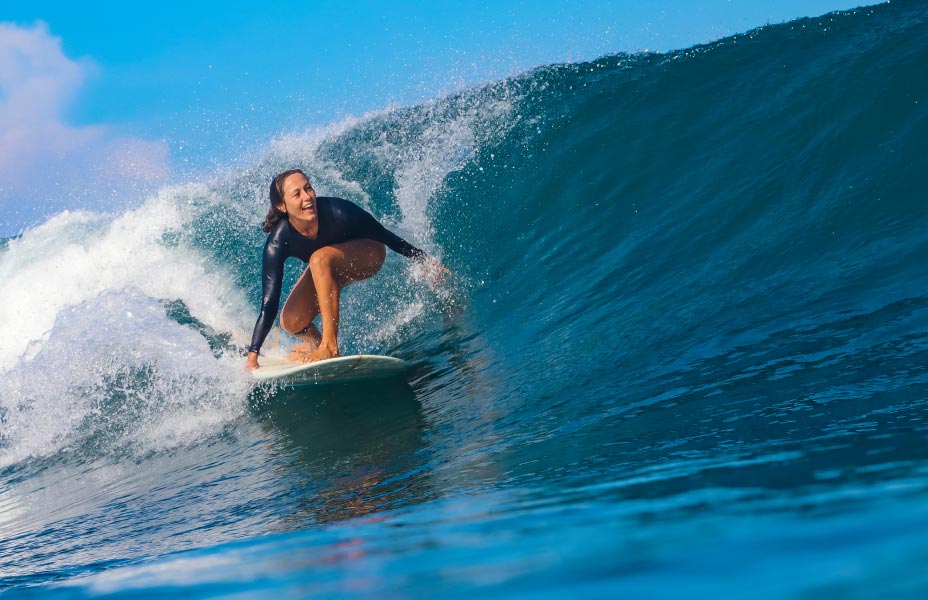 Ragazza che pratica surf